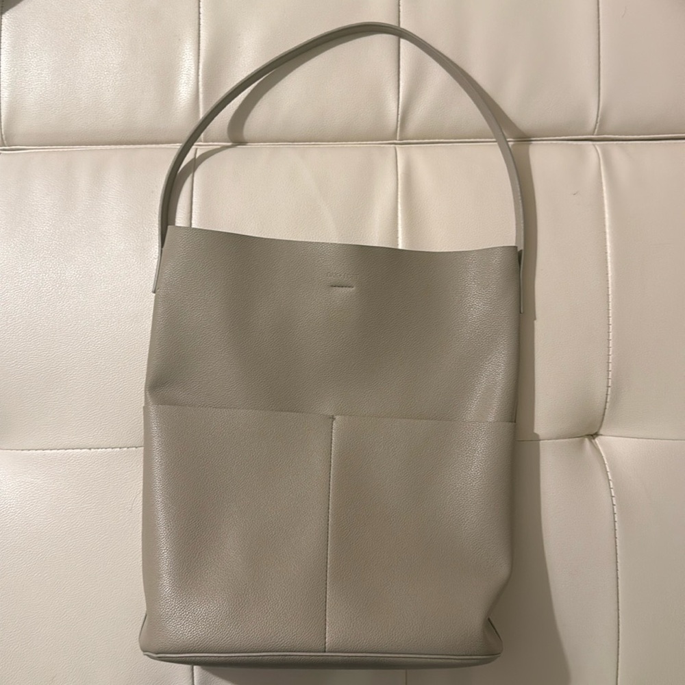 Oak+fort tan shoulder bag
Really sturdy nice tan bag
Cleaning out my closet!